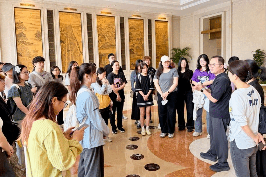 树牢正确政绩观 规划赋能新发展 ——环境设计系师生党支部开展主题党日实践活动
